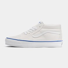 No início dos anos 90, em busca de mais liberdade e flexibilidade, os skatistas começaram a usar tesouras domésticas para cortar os canos dos tênis, mais próximos dos tornozelos. O icônico Tênis Sk8-Mid Vault Og Lx Off White foi apresentado como uma resposta direta às necessidades em constante evolução dos skatistas, tornando-se um clássico. O modelo traz de volta o ponto retrô da toebox, um colarinho de linha única e a lendária Sidestripe™ mais fina, com uma parede lateral com brilho mais alto.
