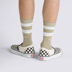Combine os seus clássicos com uma meia que carrega o Lifestyle Vans por onde for. O par perfeito que traz estilo para todos os seus clássicos Vans. A Meia Vans Classic Crew Socks Upland Elm 41/5 agrega estilo com toda a autenticidade Vans para as mais variadas composições. O modelo de cano médio possui detalhes em listras e traz assinatura Vans em “Drop V” bordada na altura do cano. Possui ponteira, calcanhares e contorno das caneleiras em branco. A equipe da Vans estabeleceu metas ambiciosas de sustentabilidade. Grandes ou pequenos, todos os esforços resultam em mudanças positivas. Para ganhar o logotipo do globo VR3 Checkerboard, pelo menos 30% do produto deve ser feito de um ou uma combinação de materiais reciclados, renováveis ??e/ou regenerativos. Para saber mais sobre a Vans® e sua jornada em direção a materiais sustentáveis, acesse www.vans.com.br/sustentabilidade.