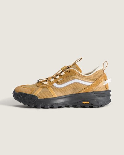 O Tênis Mte Crosspath Xc Soft Suede Autumn Brown integra a família MTE da Vans, referência em desenvolvimento técnico para proteção e tração. Confeccionado em couro com construção cold cement, o modelo traz entressola acolchoada e solado de borracha que garantem conforto e suporte em uso prolongado. Acabamentos robustos, materiais resistentes e design que resgata o legado autêntico da Vans, com resposta flexível e sensação de firmeza.