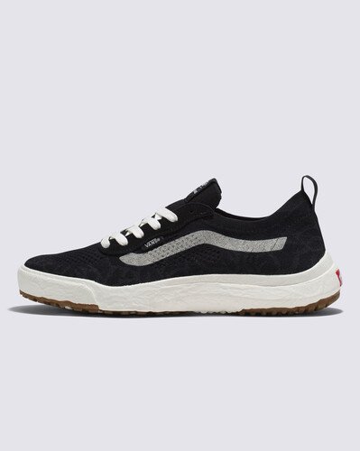 Nesta temporada, repensamos, reprojetamos e reconstruímos cada pedaço do UltraRange para torná-lo mais sustentável. A renovação inclui entressola VR3Cush™ moldada, construção leve, sola de borracha VR3Waffle™ e cabedal respirável projetado para reduzir o desperdício na produção em comparação com o cabedal tradicional de corte e costura da Vans. O Tênis UltraRange VR3 Black Marshmallow é a manifestação de uma ideia: que não se trata de para onde vamos, mas de como chegamos lá. A equipe da Vans traçou metas ambiciosas de sustentabilidade. Grandes ou pequenos, todos os esforços se somam a mudanças positivas. Para poder estampar o logotipo VR3 Checkerboard Globe, pelo menos 30% do produto deve ser feito de materiais reciclados, renováveis e/ou regenerativos. Para saber mais sobre a Vans e sua jornada de materiais sustentáveis, acesse vans.com.br/sustentabilidade.