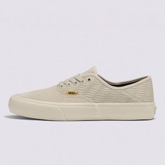 Repensando os Surf Classics com materiais sustentáveis 

Nossa coleção Future Currents VR3 é um reconhecimento do compromisso da Vans em proteger nossos oceanos e das conexões profundas que fazemos quando estamos em meio à natureza. Quando se trata de criar um mundo mais sustentável, acreditamos que “o futuro começa hoje”. Tirando inspiração das ondas do oceano para criar o design, padrões naturais da superfície e jardins Zen, o Future Currents Authentic VR3 SF exibe estampa fluida em alto-relevo e impressões tom sobre tom intencionais. A paleta relaxante parece ganhar vida no cabedal de camurça, fortalecendo ainda mais a conexão com a natureza e o objetivo da Vans de ajudar a preservar nosso mundo para as gerações futuras.

Nossa equipe traçou metas ambiciosas de sustentabilidade. Grandes ou pequenos, todos os nossos esforços se somam a mudanças positivas. Para poder estampar o logotipo VR3 Checkerboard Globe, pelo menos 30% do produto deve ser feito de materiais reciclados ou por uma combinação de materiais reciclados, renováveis e/ou regenerativos.

CARACTERÍSTICAS DO PRODUTO 
• MATERIAL DO CABEDAL: Contém camurça e tecido 100% algodão dos EUA, proveniente de agricultores que utilizam práticas agrícolas aptas a melhorar a capacidade que o solo tem de absorver carbono. Os produtos de couro da Vans apóiam a fabricação responsável por meio do Leather Working Group.
• PALMILHA: A entressola VR3Cush™ é produzida com pelo menos 25% de espuma EVA de base biológica parcialmente derivada de fontes vegetais, de acordo com o padrão de teste ASTM D6866-16.
• SOLA: Toda a borracha usada para produzir essa sola (60% do composto) é natural e cultivada de forma regenerativa, proveniente de fazendas que utilizam práticas agrícolas destinadas a promover a biodiversidade, melhorar os ciclos da água, melhorar a saúde do solo e/ou sequestrar carbono. Este composto de borracha natural foi desenvolvido e projetado para manter a aderência e durabilidade que fazem parte da história da Vans (desde 66).

Para saber mais sobre a Vans e sua jornada rumo ao uso de materiais sustentáveis, visite o site vans.com.br/sustentabilidade.
