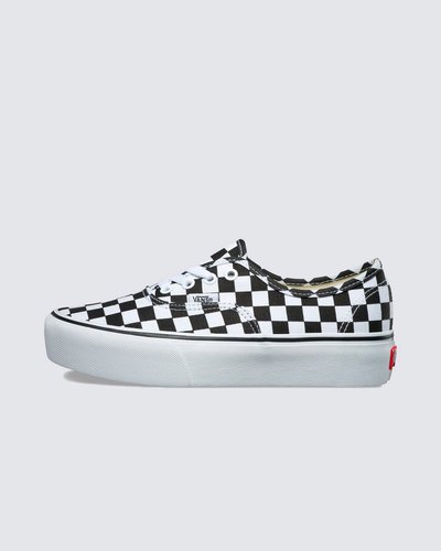 Nascido em Anaheim, Califórnia, em 1966, o Authentic é o estilo tradicional original da Vans. Originalmente conhecido como Vans #44 Deck Shoes, o Authentic se tornou um ícone cult imediato e incorpora a atitude “Off The Wall” desde então. Construído com um perfil simples com cadarço, o Tênis Authentic Plataforma Checkerboard True White mantém viva a vibe old skool com cabedal em lona resistente com estampa lendária em checkerboard nas cores preto e branco, vira lateral de borracha na cor branca, ilhós de metal e o solado plataforma emborrachado em waffle exclusivo Vans.