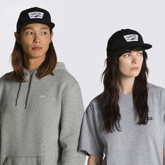O boné carrega muita personalidade e transmite a cultura street style. O estilo de quem usa o acessório não se limita nem se prende às regras, tornando a peça favorita e reconhecida com um clássico por todo o mundo. Além de proteger, seu visual icônico representa uma identidade forte e marcante, impossível de confundir. Acessório seguro que carrega toda autenticidade Vans, o Boné Full Patch Snapback True Black traz segurança e conforto para qualquer rotina. Trazendo a cultura do esporte e das ruas, características da tradição Vans, o boné masculino é confeccionado na cor preta, em 80% acrílico e 20% lã. De aba reta com cinco painéis, traz full patch bordado com o logo icônico do skate Vans em "Drop V" e “Since 1966” na parte frontal. De tamanho único e regulável no snapback, permitindo fácil ajuste.