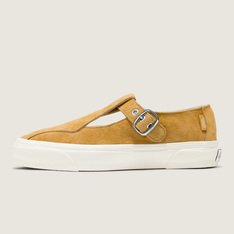Ao mergulhar na nostalgia retrô e em uma interpretação lúdica da feminilidade, a Vans Mary Jane eleva esta silhueta atemporal a um novo nível. Ao combinar uma fivela e uma tira simples com uma ponta de borracha, costuras em contraste e nossa sola característica de borracha waffle, o Tênis Lx Mary Jane Salt Wash Harvest Gold oferece a combinação perfeita entre casual e elegante, ideal para... bem, praticamente qualquer coisa.