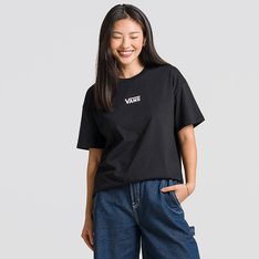 Tradição e originalidade estão presentes na cultura da Vans desde 1966. A personalidade e estilo inconfundível se destacam em todos os seus clássicos. A Camiseta Flying V Oversized SS Upland Black de manga curta é confeccionada em tecido de algodão, com corte amplo e oversized. O modelo possui estampa frontal com assinatura Vans em “Drop V”, centralizada na altura do peito, em silk à base d’água.