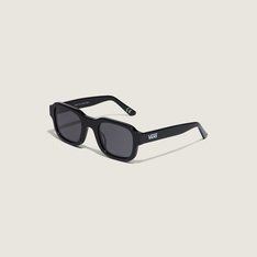 Combinar estilo clássico com proteção é autenticidade Vans. Com um design icônico, o Óculos 66 Sunglasses Ss Black traz uma silhueta clássica da estética Vans, com uma armação atemporal inspirada no estilo vintage, em formato quadrado retrô, com estampa animal print por toda a peça. O modelo traz proteção contra os raios UVA e UVB 400, vento e outros elementos. O óculos de sol que agrega estilo em todas as ocasiões. Traz assinatura Vans na lateral da haste. Pensado para dar conforto e proteção o tempo todo. Fique “Off The Wall” e destaque sua personalidade por onde for. O modelo acompanha uma bolsa de óculos de sol para fácil armazenamento e transporte.