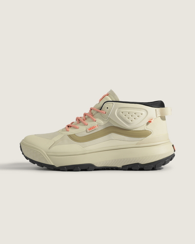 Sempre pronto. Combinando o estilo da Vans com a funcionalidade em todos os terrenos, com DWR impermeável e solado aderente. O Tênis Mte Crosspath Mid Coral Sands foi projetado para encarar tanto as ruas da cidade quanto terrenos não pavimentados. Elevado para maior suporte ao tornozelo, ele foi feito para qualquer aventura, com conforto diário, aderência confiável e cabedal impermeável para manter você sempre em movimento.