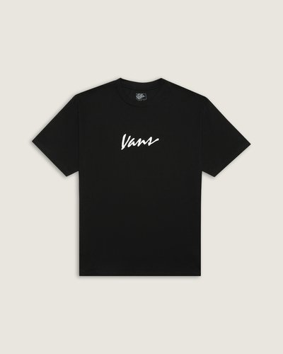 Tradição e originalidade estão presentes na cultura da Vans desde 1966. A personalidade e estilo inconfundível se destacam em todos os seus clássicos. A Camiseta Classic Script Ss Black White é confeccionada em 100% algodão. O modelo traz estampa frontal centralizada na altura do peito, com assinatura Vans em letra cursiva, em design na diagonal. Autenticidade Vans para todos os momentos.