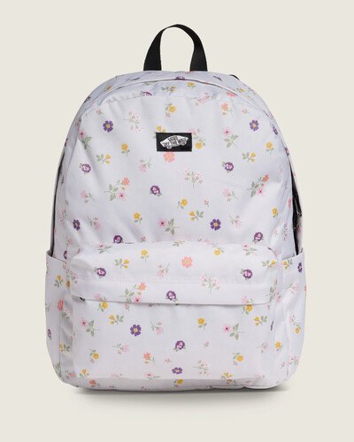 A Mochila Old Skool Marshmallow é funcional, com bolso frontal e compartimento principal amplo, confeccionada em material industrial. Inspirada no legado icônico da Vans, traz construção voltada à organização e componentes pensados para uso diário, combinando suporte e sensação robusta com estética descontraída. Textura firme do material e montagem reforçada acentuam a praticidade e o conforto no transporte