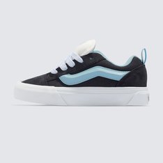 Um estilo “volumoso” típico dos anos 90 que foi inspirado no tênis de cano baixo da Vans. O Knu Skool é a interpretação contemporânea de um estilo clássico dos anos 90, caracterizado por sua lingueta volumosa e Sidestripe Vans moldada em 3D, com acabamento marcado por cadarços oversized e robustos. Com perfil marcante e detalhes em estilo dramático, o Tênis Knu Skool Retro Sport Grey Blue Infantil brinca com o original Old Skool enquanto mescla um ícone do passado com as tendências do presente.