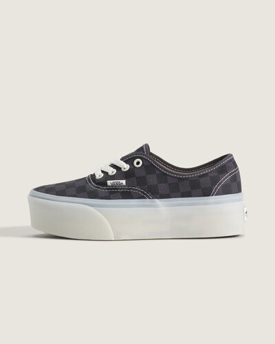 O Tênis Authentic Stackform Checker Charcoal Black resgata o Authentic nascido em Anaheim, Califórnia, em 1966, o estilo tradicional original da Vans que incorporou a atitude Off The Wall. Cabedal em couro suede com toque texturizado, sola plataforma vulcanizada e sola de borracha com padrão waffle para tração e resistência. Detalhes metálicos em forma de estrela e cadarços com brilho discreto adicionam personalidade. Palmilha forrada e construção pensada para conforto.