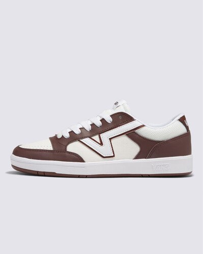 O logotipo “Flying V” destaca este confortável tênis inspirado nos anos 80

O Lowland ComfyCush é uma silhueta que remete aos anos 80 da Vans, com perfil slim e sola ComfyCush que trazem um conforto modernizado. Originalmente concebido para praticar tênis no início dos anos 80, quando a Vans fazia testes com calçados próprios para o esporte, este modelo de cano baixo mantém uma aparência familiar com uma pitada de empolgação do tradicional logotipo “Flying V” da Vans.

• Silhueta retrô inspirada nos anos 80
• Perfil fino de cano baixo
• Cabedal de couro, tecido e tecido sintético
• Fechamento com cadarço
• Sola ComfyCush™
• Tradicional logotipo “Flying V”
• Etiqueta moderna na lingueta
• Colarinhos de suporte acolchoados

Com base nas avaliações dos clientes, recomendamos escolher um tamanho maior.