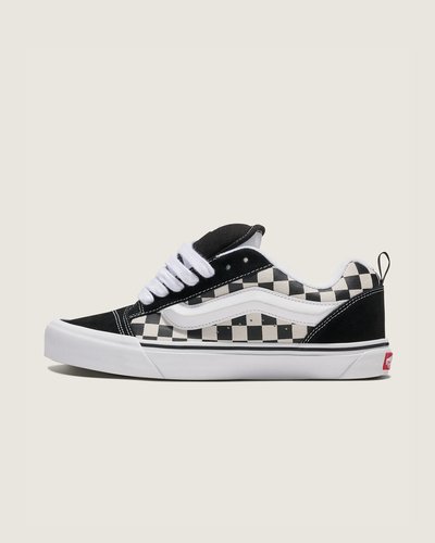 O Tênis Knu Skool Checkerboard Black True White traz o legado da VANS em um modelo de cano baixo com acabamento costurado e a icônica sidestripe. Cabedal em couro camurça com construção reforçada, palmilha forrada para conforto e solado de borracha que garante aderência e resistência ao uso diário. Design unissex que combina presença retrô com conforto, suporte e flexibilidade para o cotidiano urbano.