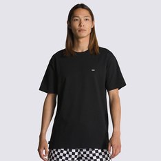 Confortável para usar todos os dias. Durável o suficiente para que você faça isso. Todo mundo precisa de uma camiseta em que possa confiar. A Camiseta Off The Wall Classic Black de manga curta vai acabar com sua busca pela camiseta perfeita para que você possa se concentrar nas coisas mais importantes. Com uma estampa interna no padrão waffle - que afasta a umidade da pele - esta camiseta mantém você confortável e seco, enquanto o fio resistente proporciona durabilidade e minimiza o encolhimento. Com gola canelada e costuras reforçadas nos ombros, acabamentos premium da Vans, a camiseta preta traz aplicação de patch bordado preto com assinatura Vans, na altura do peito no lado esquerdo e vem com uma presilha em estampa checkerboard para pendurar em cabides. Tipo de caimento: clássico. O modelo tem 1,82m de altura e veste tamanho M.