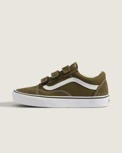 O Tênis Old Skool V Warm Brown White traz o legado da VANS: em 1977 o Old Skool foi lançado como o primeiro a apresentar a icônica sidestripe. Este modelo combina construção em LEATHER VULCANIZED com painéis em camurça, fechamento por três tiras de velcro para ajuste prático e sola vulcanizada com visual autêntico. Cabedal acolchoado proporciona conforto e suporte mantendo a atitude descontraída e icônica da marca