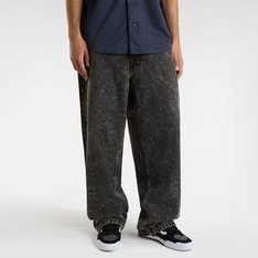Quando você se veste com estilo, é praticamente impossível ter um dia ruim. A Calça Stonewash Baggy Black oferece o estilo, o conforto, a mobilidade e a comodidade ao andar de skate os pequenos precisam. Apresenta caimento largo, estilo clássico de cinco bolsos e pernas mais largas. De cintura alta que fica folgada no quadril e nas coxas que afunila na perna, possui passador de cinto em "V" e reforços bordados com assinatura Vans em "Drop V" nos bolsos, com uma etiqueta em checkerboard costurada na parte interna da bainha para adicionar um detalhe ao dobrar. Com caimento solto e afunilado.