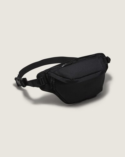 Um estilo retrô com charme atemporal, a Bolsa Mte Trek-Rec Sling Bag Ultrarange 2.0 Black foi incrementada com tecidos de Cordura®, reconhecidos por sua durabilidade e resistência a abrasão, rasgos e raspagens. Com dois bolsos com fechamento em zíper, a pochete clássica de alça cruzada também possui uma alça ajustável com protetor e aplicação de etiqueta tecida com assinatura Vans em “Drop V” e inscrições “Off The Wall” e “since 1966”.