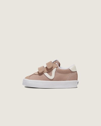 Retro feito para crianças

O Toddler Sport Low V traz a estética icônica dos anos 90 da Vans para um calçado projetado apenas para pés pequenos. Com o visual retrô do Sport Low e atualizações voltadas para crianças, este sapato de cano baixo é fácil de usar, graças aos convenientes fechos de velcro para calçar e tirar rapidamente. Finalizada com a tradicional faixa lateral em “V”, esta versão mini mantém vivas as vibrações vintage – apenas em um tamanho menor.