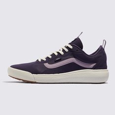 Máximo conforto e aliado de todas as rotinas. Esteja sempre pronto para o inesperado com o Tênis Ultrarange Exo Mte Dark Purple. Com um solado co-moldado construído em padrão tratorado em waffle - exclusividade Vans - ele maximiza a cobertura, aderência e durabilidade da borracha. A nova entressola UltraCush™ Lite traz conforto e leveza para o calce. O modelo de cano baixo possui cabedal com inspiração na silhueta do icônico Old Skool - em camurça, tecido e sintético roxo - totalmente respirável, com biqueira e antepé de borracha renovado, deixando o calce no ajuste ideal. O Exo Skeleton fornece apoio integrado nos dedos e na parede lateral medial, com uma trava de calcanhar para um ajuste seguro. No calcanhar e lingueta, traz puxadores, facilitando o calce. O tradicional skate “Vans Off The Wall” é aplicado na heeltab do calcanhar. Traz etiqueta Vans aplicada na lateral do tênis, enquanto a assinatura “Vans Ultrarange” é aplicada na lingueta. Conforto e estilo dentro e fora das pistas.