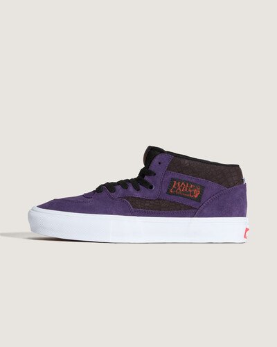 Por e para skatistas desde 1992. Nascido do espírito "faça você mesmo" do skate. Um dos tênis de skate mais influentes de todos os tempos. Completamente redesenhada para o skate moderno, a coleção Skate Classics oferece mais do que os skatistas precisam para progredir ao máximo. Feito com cabedal clássico de camurça e lona, o Tênis Skate Half Cab Croc Grape traz a silhueta icônica que você deseja, ao mesmo tempo em que oferece todos os benefícios de desempenho que os skatistas exigem. Um item essencial no guarda-roupa da comunidade do skate há décadas, este Skate Half Cab Pro foi destaque no Tony Hawk's Pro Skater 3 + 4, consolidando seu lugar no skate para sempre.