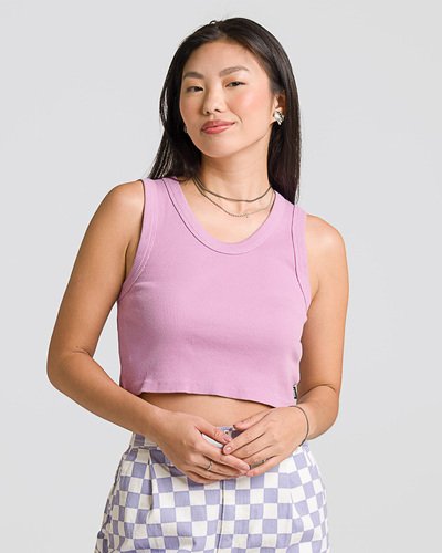 Sua personalidade em destaque, independente da ocasião. A Camiseta Drew Rib Tank S. Hero Sport Low Smoky Grape traz estilo sem esforço para o seu visual. A regata feminina foi construída para ser sua peça básica favorita. Confeccionada em malha canelada de tecido 100% algodão, na cor roxa, o modelo possui gola baixa e traz aplicação de etiqueta tecida Vans na lateral. Uma peça atemporal que carrega a herança Vans no estilo casual e descontraído.