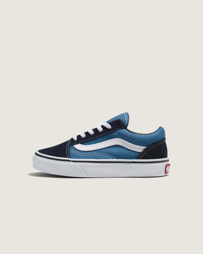 Conhecido como Vans #36, o Old Skool estreou em 1977 com um novo complemento: um desenho aleatório desenhado pelo fundador Paul Van Doren e originalmente referido como a “faixa de jazz”. Hoje, a famosa Sidestripe Vans se tornou uma marca inconfundível. Construído com cabedal de camurça e lona durável em uma variedade de cores clássicas, o Tênis Old Skool Infantil Navy True White homenageia essa tradição, tornando o tênis de cano baixo e cadarço um ícone. O modelo na cor azul apresenta biqueiras reforçadas, colarinhos acolchoados de suporte e sola de borracha waffle exclusiva Vans.