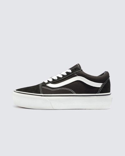 Em 1977, o tênis Old Skool, originalmente nomeado de Vans #36 foi lançado sendo o primeiro a conter a icônica sidestripe na lateral. O que começou como um rabisco de Paul Van Doren, originalmente chamado de “Jazz Stripe”, se tornou um dos ícones da marca Vans. O Tênis Old Skool Plataforma Black White une esse clássico tênis de skate da Vans que possui um cabedal de lona e camurça resistente na cor preta. Apresenta biqueiras reforçadas para suportar o desgaste por repetição, cano acolchoado para dar suporte e flexibilidade e a original sola plataforma emborrachada em waffle exclusiva Vans.