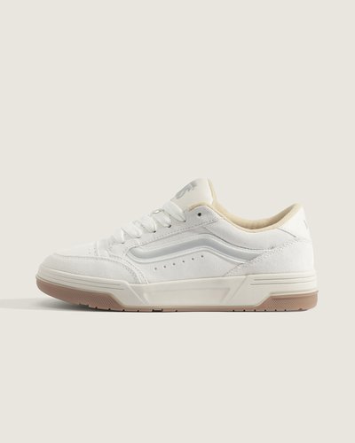 Sempre em alta. Inspirado nos estilos de skate do início dos anos 2000, com um perfil bufante e detalhes oversized. O Hylane é um tênis inspirado no skate Y2K que reinterpreta nossa silhueta Upland de 1999. O Tênis Hylane Vintage Marshmallow Gum traz referências do passado que  coexistem com detalhes de design sofisticados, como a Sidestripe 3D brilhante e logotipos bordados, enquanto a estrutura robusta e a língua de skate bufante proporcionam um visual e sensação retrô. Com uma entressola com textura exclusiva em V entrelaçado, o Hylane transforma uma estética old school em um item essencial do guarda-roupa atual.