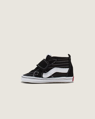 Um tênis de cano alto icônico feito para bebês. Redesenhado para um ajuste perfeito no estilo do Sk8-Hi original, o Tênis Sk8-Hi Infantil Kids Black White foi construído especialmente para os mais pequenos, com fechos de velcro únicos e puxadores de calcanhar para facilitar o calce. Mantendo a diversão “Off The Wall”, o modelo traz uma estampa na sola, imitando a icônica sola waffle da Vans. Apresenta heeltab do skate tradicional com inscrição Vans em “Drop V” e “Off The Wall” aplicada no calcanhar e etiqueta tecida na lingueta.