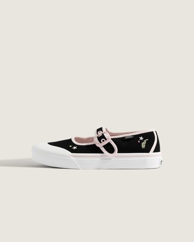 O Tênis Mary Jane Mermaid Black Pastel Pink Infantil carrega o legado da VANS em uma releitura que combina design clássico e construção funcional. Confeccionado em tecido canvas com estampa Painted Floral, apresenta bico redondo, alça com fivela e sola vulcanizada em borracha. Leve ao toque e fácil de calçar, o modelo entrega conforto, suporte discreto e sola com resposta e flexibilidade próprias da construção vulcanizada.