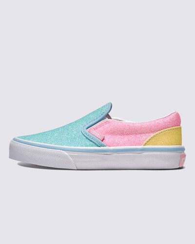 O Slip-On que define tendências desde 1979. O clássico Slip-On, com sua abordagem “Sem cadarços, sem problemas”, foi apresentado ao mundo pela primeira vez em 1979. Desde então, tornou-se um ícone da cultura pop, conhecido por seu conforto e versatilidade de se adaptar ao estilo de cada um. Apresentando uma estampa animada e colorida, o Tênis Slip-On Pastel Glitter Multi Infantil é uma silhueta atemporal que faz todos os dias dos pequenos terem um brilho especial.