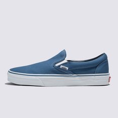 Em 1977, o tênis Slip-On, conhecido originalmente como Vans #98 é apresentado e com a ajuda de skatistas e atletas de BMX, virou uma febre no sul da Califórnia. Anos depois, ganhou atenção e apelo internacional quando apareceu nos pés de Jeff Spiccoli, personagem interpretado por Sean Penn no filme Fast Times at Ridgemont High, de 1982, tornando-se um dos maiores ícones da Vans. O Tênis Slip-On Navy possui perfil baixo, cabedal de lona têxtil resistente na cor azul, cano acolchoado, elástico nas laterais, viras laterais de borracha na cor branca com biqueiras reforçadas para suportar o desgaste por repetição e a original sola de borracha Waffle exclusiva Vans.