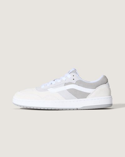 Apresentamos o Cruze 3.0, o calçado ideal para o dia a dia com a exclusiva Sidestripe™. O Tênis Cruze Too Graadient Gradient Light Gray de cano baixo apresenta construção tradicional e biqueira perfurada para maior respirabilidade. Além disso, oferece conforto o dia todo e contornos clássicos realçados pela costura visível tom sobre tom. Com uma combinação que mistura tradição com o estilo urbano contemporâneo, o modelo atualizado permanece honrando as origens e o legado dos clássicos Vans.