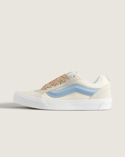 O Tênis Knu Skool Fat Lace Oversized White Blue é uma interpretação moderna de um estilo clássico dos anos 90, definido por sua língua bufante e SideStripe™ em 3D, finalizada com cadarços robustos. Com perfil e detalhes de estilo marcantes, o Knu Skool se inspira no Old Skool original, combinando um ícone do passado com as tendências atuais.
