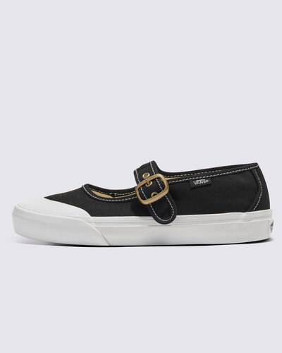 Ao mergulhar na nostalgia retro e em uma interpretação lúdica da feminilidade, a Vans Mary Jane eleva esta silhueta atemporal a um novo nível. Ao combinar uma fivela e uma tira simples com uma ponta de borracha, costuras em contraste e nossa sola característica de borracha waffle, a Mary Jane oferece a combinação perfeita entre casual e elegante, ideal para... bem, praticamente qualquer coisa.