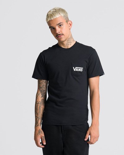 Um clássico Vans alia arte, música, cultura e esportes de ação. Para compor um visual totalmente criativo, combine suas peças icônicas da Vans. Trazendo mais personalidade e atitude no seu estilo, a camiseta masculina SS OTW Classic Back Black-White de manga curta carrega o clássico da tradição combinada com a essência “Off The Wall” que só a Vans possui. Uma camiseta clássica, com silhueta mais oversized no comprimento. Na cor preta, confeccionada em 100% algodão, com gola canelada e costura reforçada nos ombros. Apresenta estampa frontal com o logo “Off The Wall” e nas costas em silk à base d’água. Com etiqueta original Vans aplicada na manga.Aproveite a Vans Black Friday e adquira já seu novo produto Off The Wall