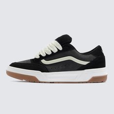 Passado e presente se cruzam com esse tênis inspirado no Y2K. O Hylane é um tênis inspirado no skate Y2K que reinterpreta a silhueta Upland de 1999. Cenas do passado coexistem com detalhes de design elevados, como a sidestripe brilhante em 3D e logotipos bordados, enquanto a postura robusta e a língua de skate fofa proporcionam uma aparência retrô. Terminado com uma construção cupsole com uma textura em “V” entrelaçada exclusiva, o Tênis Hylane Nineties Black transforma uma estética vintage no guarda-roupa essencial de hoje.