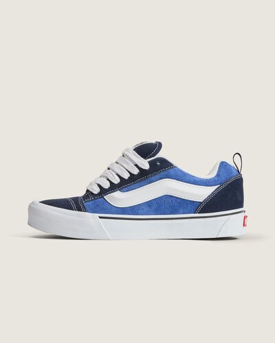 Um estilo “volumoso” típico dos anos 90 que foi inspirado no tênis de cano baixo da Vans. O Knu Skool é a interpretação contemporânea de um estilo clássico dos anos 90, caracterizado por sua lingueta volumosa e Sidestripe Vans moldada em 3D, com acabamento marcado por cadarços oversized e robustos. Com perfil marcante e detalhes em estilo dramático, o Tênis Knu Skool Navy True White brinca com o original Old Skool enquanto mescla um ícone do passado com as tendências do presente.