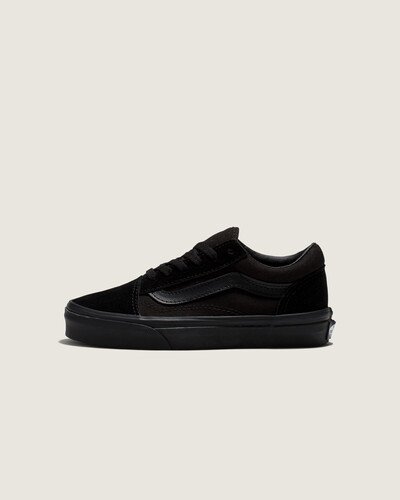 Conhecido como Vans #36, o Old Skool estreou em 1977 com um novo complemento: um desenho aleatório desenhado pelo fundador Paul Van Doren e originalmente referido como a “faixa de jazz”. Hoje, a famosa Sidestripe Vans se tornou uma marca inconfundível. Construído com cabedal de camurça e lona durável em uma variedade de cores clássicas, o Tênis Old Skool Infantil Black Black homenageia essa tradição, tornando o tênis de cano baixo e cadarço um ícone. O modelo na cor preta apresenta biqueiras reforçadas, colarinhos acolchoados de suporte e sola de borracha waffle exclusiva Vans.