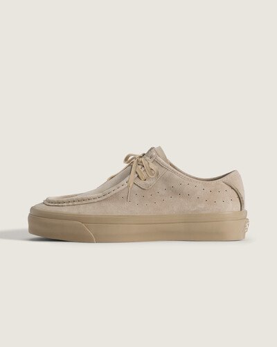 O Tênis Moc Low Lx Carver Brown Bronw traz o legado Vans com construção vulcanizada e cabedal em couro. Bico redondo e acabamento em couros reforçam o caráter atemporal do modelo, enquanto o interior acolchoado entrega conforto e suporte discretos. A montagem vulcanizada proporciona flexibilidade e resposta direta ao caminhar, reforçando a conexão entre material e performance.