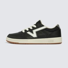 A assinatura lendária em “Flying V” se destaca no tênis com inspiração nos anos 80. O Tênis Lowland Sport Vintage Black possui uma silhueta retrô, que remete aos anos 80 da Vans: com perfil slim e uma sola ComfyCush, proporcionando conforto modernizado. Antigamente, esse modelo era utilizado para praticar tênis no início da década de 80, quando a Vans fazia testes com modelos confeccionados especificamente para a prática de esportes. Este modelo de cano baixo mantém a aparência familiar das suas origens, modernizado com uma pitada de empolgação, sem deixar o tradicional logotipo Vans em “Flying V” icônico, em evidência. Para maior conforto no calce, com base nas avaliações de compra dos clientes, recomendamos escolher um tamanho maior que a sua numeração convencional.