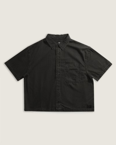 Camisa Manga Curta Cyrus Straight Hem Denim Elevation Washed Black combina corte clássico com construção em jeans leve de algodão. O bolso frontal bordado adiciona detalhamento sutil enquanto o tecido lavado oferece maciez e caimento natural. Acabamentos costurados reforçam a estrutura, proporcionando conforto e flexibilidade nas movimentações. Modelo com visual descontraído e toque autêntico, assinatura Vans presente no acabamento.