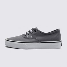 Nascido em Anaheim, Califórnia, em 1966, o Authentic é o estilo tradicional original da Vans. Originalmente conhecido como Vans #44 Deck Shoes, o Authentic se tornou um ícone cult imediato e incorpora nossa atitude “Off The Wall” desde então. Construído com um perfil simples com cadarço, o Tênis Authentic Pewter Black é um clássico que mantém viva a vibe old school. Com cabedal em lona resistente na cor cinza, apresenta vira lateral de borracha na cor branca, ilhós de metal e o solado emborrachado em waffle exclusivo Vans.