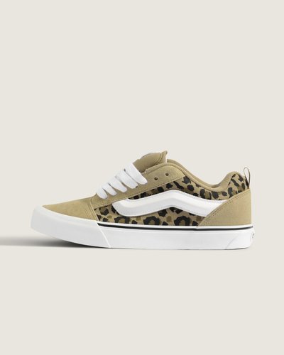 <p>O Tênis Knu Skool Leopard Incense traz o legado da VANS em um modelo de cano baixo com acabamento costurado e a icônica sidestripe. Cabedal em couro camurça com construção reforçada, palmilha forrada para conforto e solado de borracha que garante aderência e resistência ao uso diário. Design unissex que combina presença retrô com conforto, suporte e flexibilidade para o cotidiano urbano.</p>