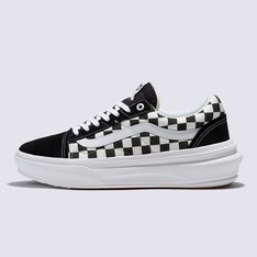 Conforto partindo dos pés. Com referências no design dos modelos tradicionais da Vans, o Tênis Old Skool Overt Comfycush Checkerboard Black é a resposta a uma estética moderna com a sensação confortável da plataforma ComfyCush da Vans. Feito para trazer mais conforto e uma positividade descontraída, o tênis de cano baixo mescla a lendária silhueta Old Skool™ com uma entressola de espuma ComfyCush™ 360 graus e uma palmilha interna removível, proporcionando amortecimento máximo. Porque quanto mais confortável você estiver, mais criatividade terá, mais confiante será e melhor será seu dia. Então, deixe as boas vibrações fluírem com o novo Old Skool Overt Comfycush. Preparar, apontar, relaxar.