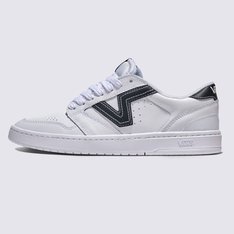 Conforto elevado encontra estilo atemporal

O Lowland 2.0 pega tudo o que é amado no Lowland e desenvolve-o, oferecendo uma nova mistura da herança inspirada no esporte e da inovação moderna da Vans. Com um ajuste atualizado para maior conforto e uma sola de borracha durável que substitui a tecnologia ComfyCush, ele foi construído para uso duradouro sem comprometer o estilo. Perfeito para quem valoriza versatilidade e autenticidade.