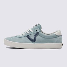 Um tênis aerodinâmico que mantém vivos os anos 90. Com inspiração nos estilos tradicionais da Vans dos anos 90, o Tênis Sport 2-Tone Suede Gray Mist é uma nova interpretação do Skate Vans Sport original. Do colarinho aberto inferior e língua estendida até a icônica sidestripe em “V”, este tênis vulcanizado de cano baixo combina perfeitamente um visual inspirado no skate, com detalhes retrô exclusivos.