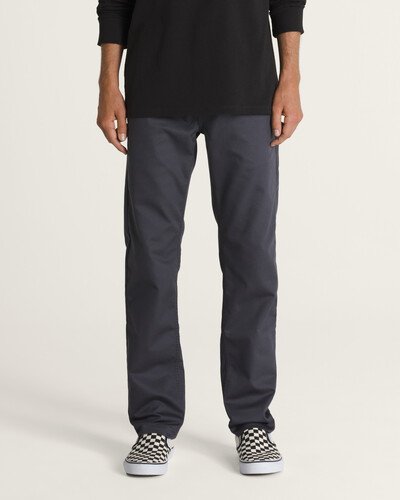 Ajuste, estilo e durabilidade. As Authentic Chino Slim Pants são versáteis calças chino desenvolvidas com estrutura macia aprimorada. A Calça Authentic Chino Slim Asphalt apresenta bolsos frontais e um novo bolso para moedas no lado direito, bolsos embutidos traseiros com fechamento por botões e detalhes bordados Vans em "Drop V" para reforço.