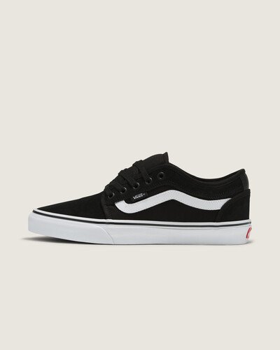 Um tênis inspirado na tradição e que carrega a essência “Off The Wall” da Vans, pronto para o skate. O Tênis Skate Chukka Low Sidestripe C Low Sidestripe Black White foi projetado pela equipe de skate da Vans com inspiração nos modelos icônicos como o Authentic e o Chukka Boot, trazendo uma nova estética. Apresentando a icônica sidestripe, a silhueta de cano baixo combina materiais clássicos, como camurça resistente e lona de 280g, com as solas waffle originais da Vans, produzidas com uma borracha que oferece maior aderência e suporte. As palmilhas PopCush™ com retorno de energia foram adicionadas para amortecimento superior e proteção contra impactos, ajudando a reduzir o cansaço das pernas em sessões de skate mais longas.
Características do produto: 
• Amortecimento PopCush: o melhor amortecimento e proteção contra impactos. As palmilhas PopCusch™ com retorno de energia protegem seus pés enquanto ajudam a reduzir o cansaço das pernas em sessões de skate mais longas; 
• Aderência clássica da borracha de goma: antes de mais nada, foi o composto de borracha de goma Van Doren™, produzido a partir de uma borracha que oferece aderência e suporte, que atraiu os skatistas para a Vans. Esta é a sola do skate; 
• Sensação de prancha, flexibilidade e aderência máximas: uma versão mais leve da construção icônica, o Pro Vulc Lite apresenta vulcanização de parede alta com revestimento único, além de amortecimento drop-in.