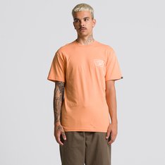 A Camiseta Vans Full Patch Back possui gola redonda, mangas curtas e o logo da Vans no peito esquerdo e nas costas.
